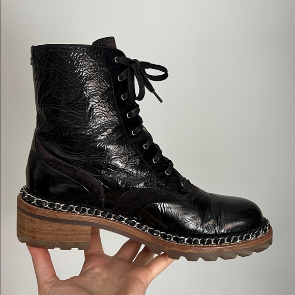 Chanel black patent leather chain link trim accent ankle boots combat booties 40 - Picture 12 of 16